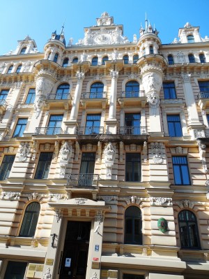 Art Nouveau - a beautiful flaunting of independence.