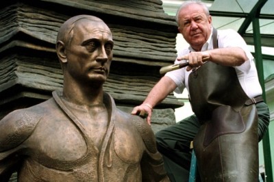 This picture is from the internet and shows Tsereteli  with his statue of President Putin.